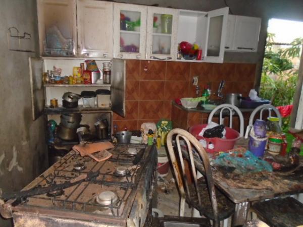 Vazamento em botij&atilde;o de g&aacute;s provoca inc&ecirc;ndio em resid&ecirc;ncia na Vila Parna&iacute;ba.(Imagem:FlorianoNews)