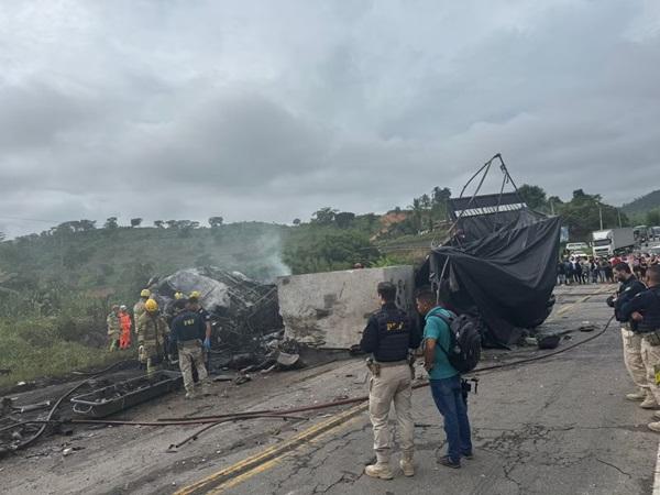 Acidente deixa ao menos 21 pessoas mortas em Minas Gerais(Imagem:Reprodu&ccedil;&atilde;o)