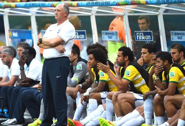 Felip&atilde;o acompanha a partida entre Brasil e Holanda, &agrave; frente do banco de reservas.(Imagem:Getty Images)