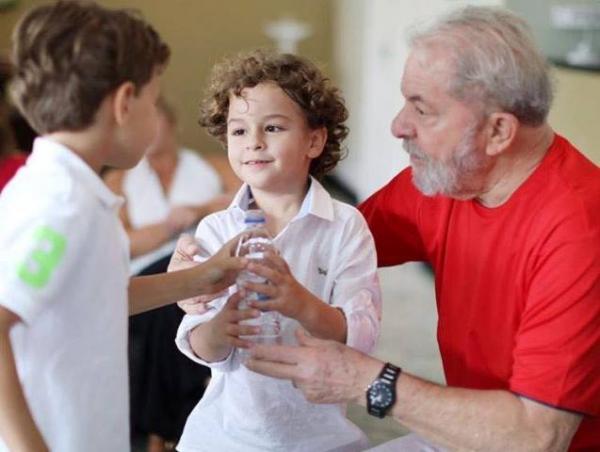 Em velório do neto, Lula promete provar que não é ladrão.(Imagem:Divulgação)