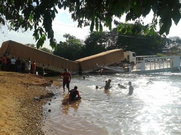 Acidente deixou parte do ve&iacute;culo no Rio Parna&iacute;ba.(Imagem:Antonio Santos/ Arquivo pessoal)