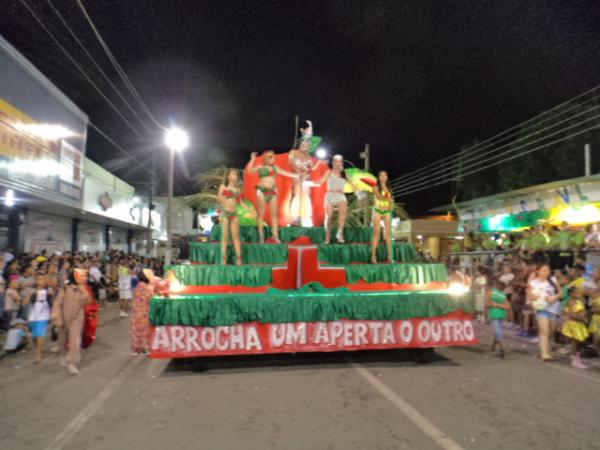 Escolas de samba desfilam no último dia de Carnaval em Floriano