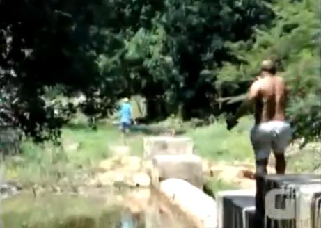 Internauta flagra policial atirando contra suspeito de assalto no Piauí