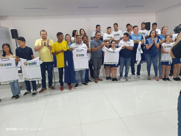  Prefeitura de Bar&atilde;o de Graja&uacute; realiza entrega de fardamentos escolares para alunos da rede municipal.(Imagem:FlorianoNews)
