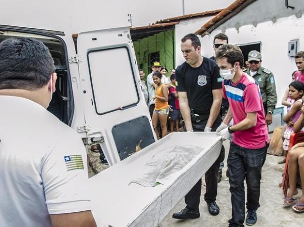 Corpo da idosa foi removido durante vel&oacute;rio para exame cadav&eacute;rico.(Imagem: Wenddel Veras/Blog do Coveiro)