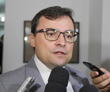 "Quem não esteve na base não pode fazer exigências" diz Fábio Novo