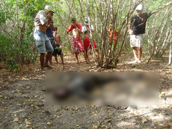 Corpo em decomposição é encontrado dentro de matagal