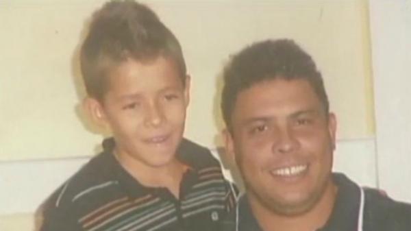 O menino Pedro Lucas junto com o 'padrinho' Ronaldo Fen&ocirc;memo.(Imagem:Reprodu&ccedil;&atilde;o/TV Gazeta)