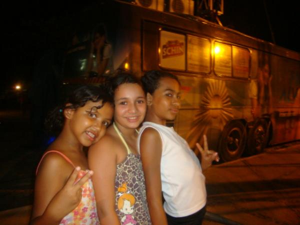 crian&ccedil;as na pra&ccedil;a do estadual(Imagem:reda&ccedil;&atilde;o)