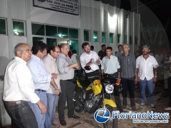 Entrega de uma motocicleta para o escrit&oacute;rio da Agespisa.(Imagem:FlorianoNews)