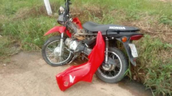 Colis&atilde;o entre carro e motocicleta deixa condutor com ferimentos leves em Floriano.(Imagem:FlorianoNews)
