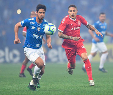 Internacional vence Cruzeiro e larga na frente na semifinal