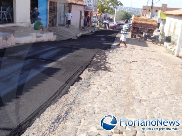 Rua Paulo Ramos, em Bar&atilde;o de Graja&uacute;, recebe pavimenta&ccedil;&atilde;o asf&aacute;ltica.(Imagem:FlorianoNews)