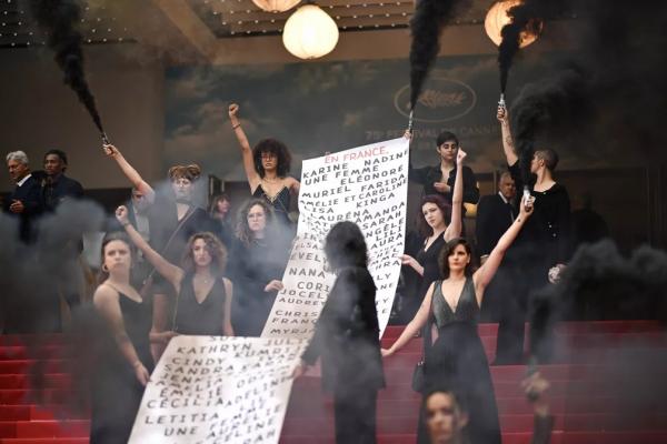 Um longo cartaz com os nomes de 129 mulheres assassinadas na França desde o último Festival de Cannes foi estendido neste domingo (22) por integrantes do movimento feminista