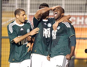 Em noite de 'três santos', Palmeiras elimina o Vitória da Sul-Americana