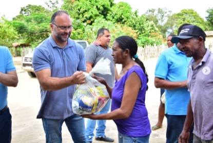 Vereador Joab Curvina participa de distribuição de cestas básicas na zona rural de Floriano