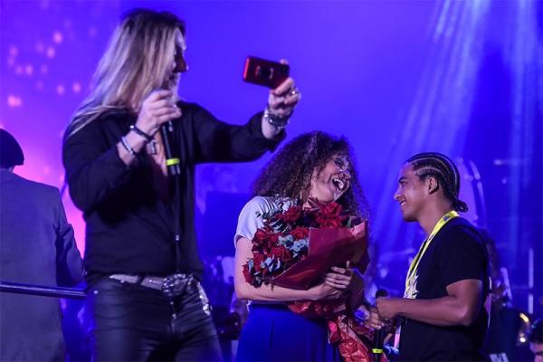 Fã faz pedido de casamento no palco do Piauí Pop em show do Edu Falaschi. (Imagem:Renato Andrade/Cidadeverde.com)