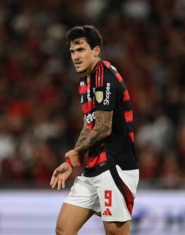 Pedro sente antebra&ccedil;o em Flamengo x Racing, pela semifinal da Libertadores, no Maracan&atilde;.(Imagem:Mauro Pimentel / AFP)