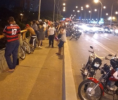 Corpo de Bombeiros faz buscas por mulher que caiu da ponte JK