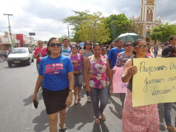 Professores fazem ato em frente à Prefeitura de Floriano.(Imagem:FlorianoNews)