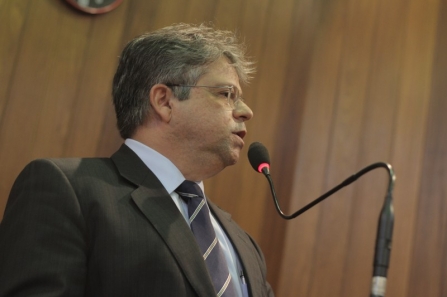 Gustavo Neiva denuncia o "caos" no hospital regional de Floriano