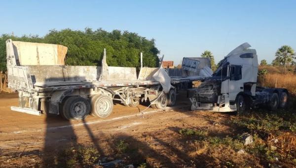 Caminhão bate em morro e tomba na BR-222 em São João da Fronteira, no Norte do Piauí.(Imagem:Divulgação/PRF )
