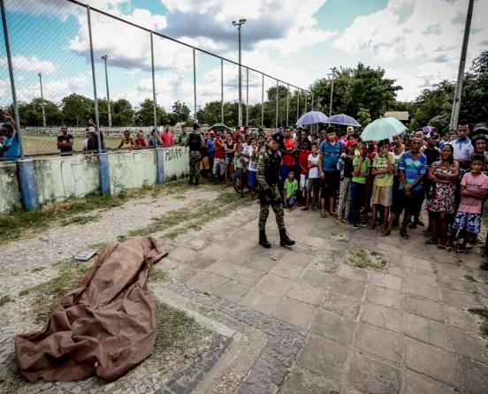 Estudante de 17 anos é morto com dois tiros a caminho da escola