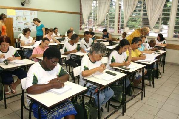 Seleção tem 20 vagas para monitores do programa de educação de adultos