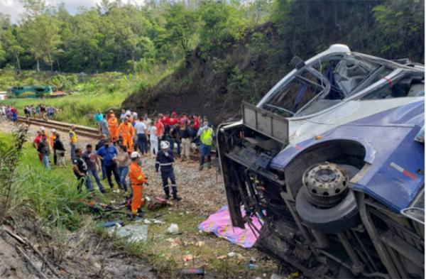 Subiu para 19 o número de mortos no acidente de ônibus em João Monlevade, na BR-38, perto da entrada para Dom Silvério, em Minas Gerais, nesta sexta-feira (4). Maria Luiza de Olie(Imagem:Reprodução)