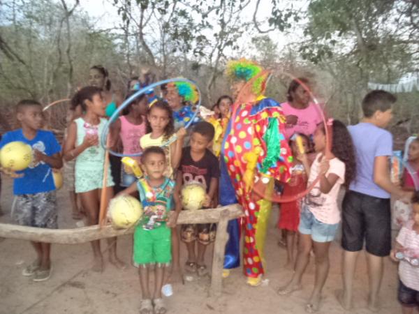 Palha&ccedil;o Carrapeta distribui presentes e alegria na zona rural de Floriano.(Imagem:FlorianoNews)