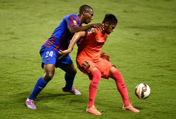 Neymar &eacute; marcado em cima na partida contra o Levante: dores no tornozelo esquerdo.(Imagem:AFP)