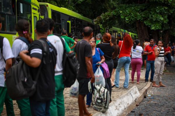 Motoristas e cobradores aprovam greve no transporte coletivo a partir de segunda
