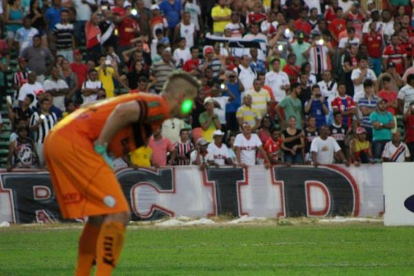 Árbitro relata laser em rosto de goleiro e uso de rojões durante jogo do River