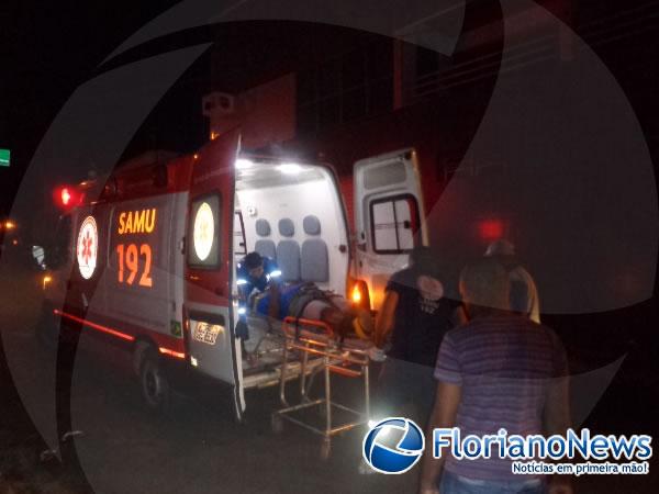 V&iacute;tima sendo socorrida pelo SAMU.(Imagem:FlorianoNews)