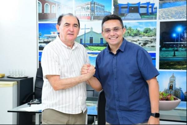 O prefeito de Floriano, Antônio Reis, se reuniu na manhã desta quinta-feira com o vereador James Rodrigues e representantes da comunidade do bairro Cajueiro II, para discutir deman(Imagem:Reprodução)