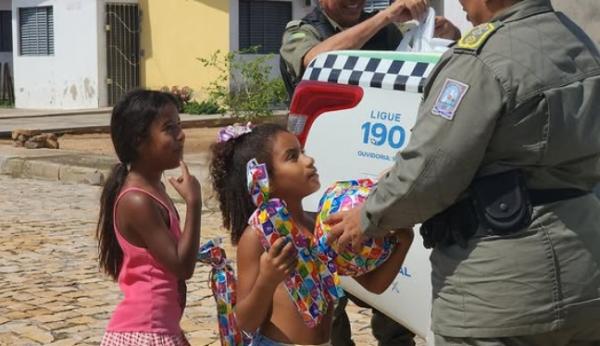 3º BPM de Floriano realiza ação solidária com entrega de presentes para crianças.(Imagem:Reprodução/Instagram)