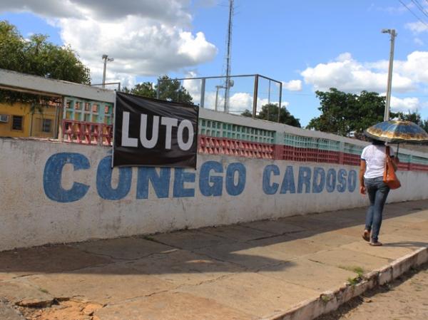 Escola onde os meninos estudavam tamb&eacute;m mant&eacute;m faixa de luto.(Imagem:Patr&iacute;cia Andrade/G1)