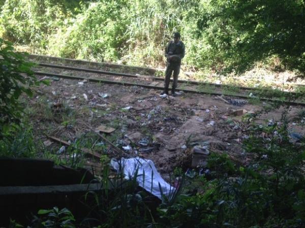 Corpo foi encontrado pr&oacute;ximo aos trilhos do metr&ocirc; na Zona Norte de Teresina.(Imagem:Gil Oliveira)