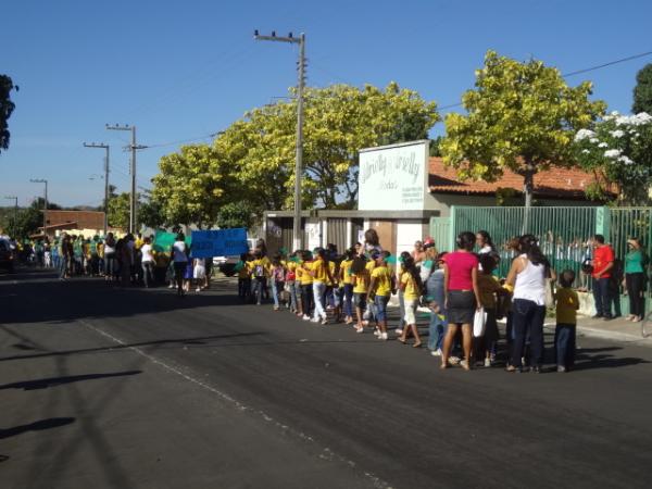 Desfile escolar comemora a Semana da P&aacute;tria em Bar&atilde;o de Graja&uacute;.(Imagem:FlorianoNews)