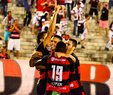 Campinense vira contra o Náutico e abre vantagem na Pré-Copa