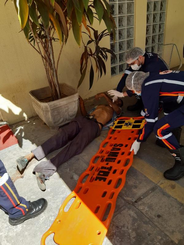 Ainda segundo informações do vigilante envolvido na ação, o homem apresentava um comportamento violento, além de sinais de transtorno. Mesmo baleado, após cair, o morador de rua(Imagem:Reprodução)