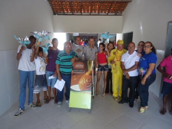 Alunos da APAE ganham ovos de chocolate da Cacau Show