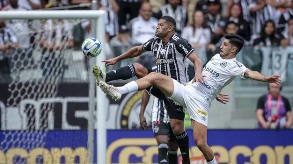Hulk, do Atl&eacute;tico-MG, em disputa de bola contra o marcador do Santos.(Imagem:Pedro Souza)