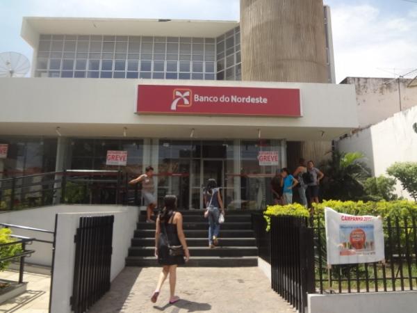 Banc&aacute;rios entram em greve por tempo indeterminado.(Imagem:FlorianoNews)