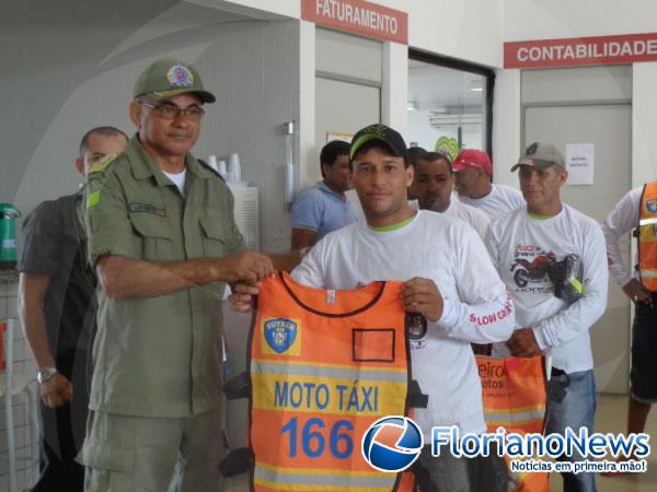 Mototaxistas florianenses recebem coletes de seguran&ccedil;a.(Imagem:FlorianoNews)