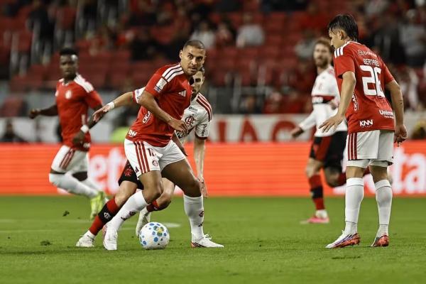 Alan Patrick jogador do Internacional durante partida contra o Flamengo no est&aacute;dio Beira-Rio pelo campeonato Brasileiro A 2026.(Imagem:Roberto Vinicius/AGIF)