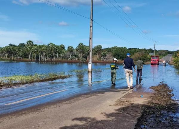  Trecho da BR-402 interditado ap&oacute;s Lagoa do Portinho transbordar ainda corre risco de romper, diz Semar.(Imagem:Divulga&ccedil;&atilde;o/Semar )