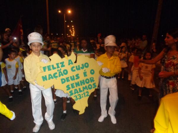 Desfile c&iacute;vico de 7 de Setembro reuniu milhares de pessoas em Floriano.(Imagem:FlorianoNews)
