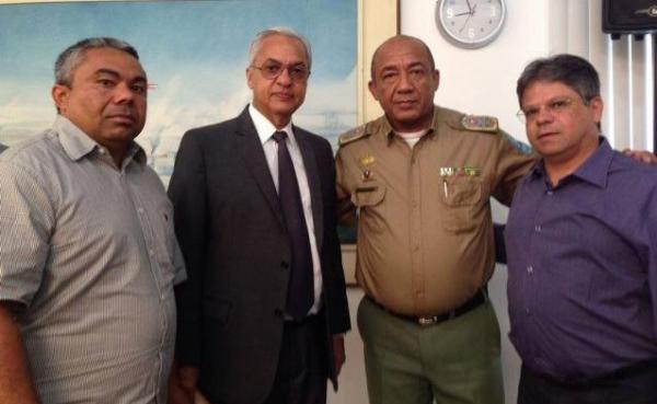 Deputado Gustavo Neiva participa de reunião com Prefeito e Secretário de Segurança.(Imagem:Reprodução/Facebook)