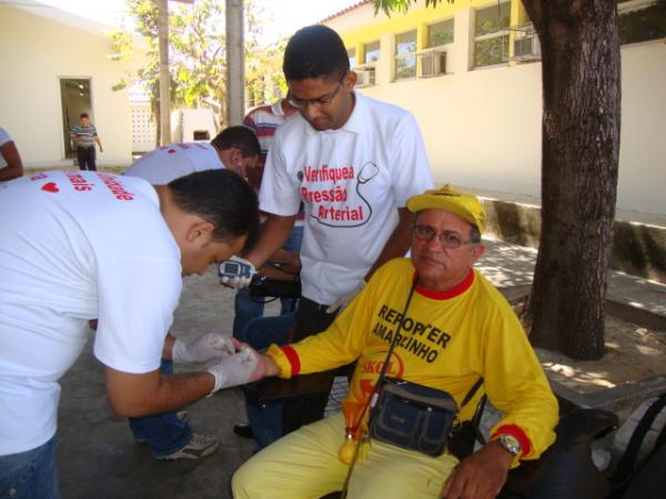 Amarelinho verificando a glicemia(Imagem:reda&ccedil;&atilde;o)